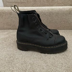 DR. MARTENS, WOMENS SINCLAIR PLATFORM BOOT, BLACK, SIZE EU 41 / US 9